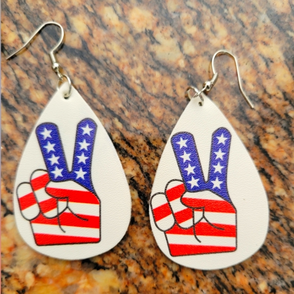 NWOT 4th of July Earrings 🎆🧨✨